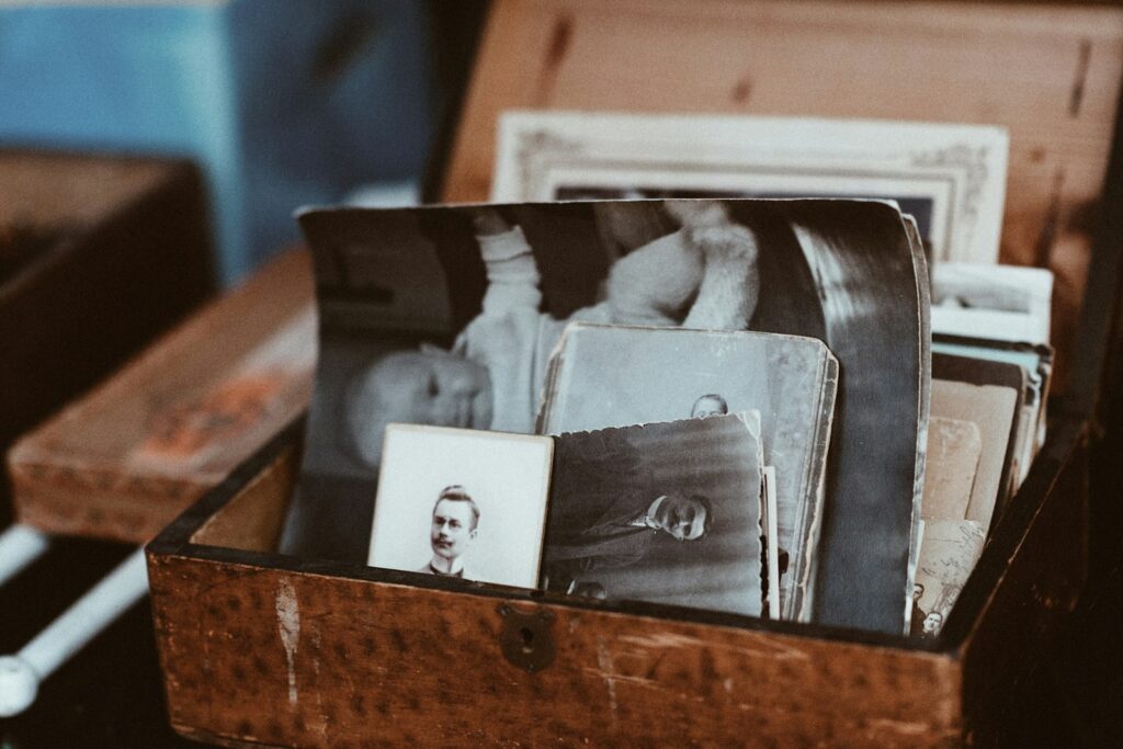 Alte Fotos in einer Holzkiste auf dem Dachboden